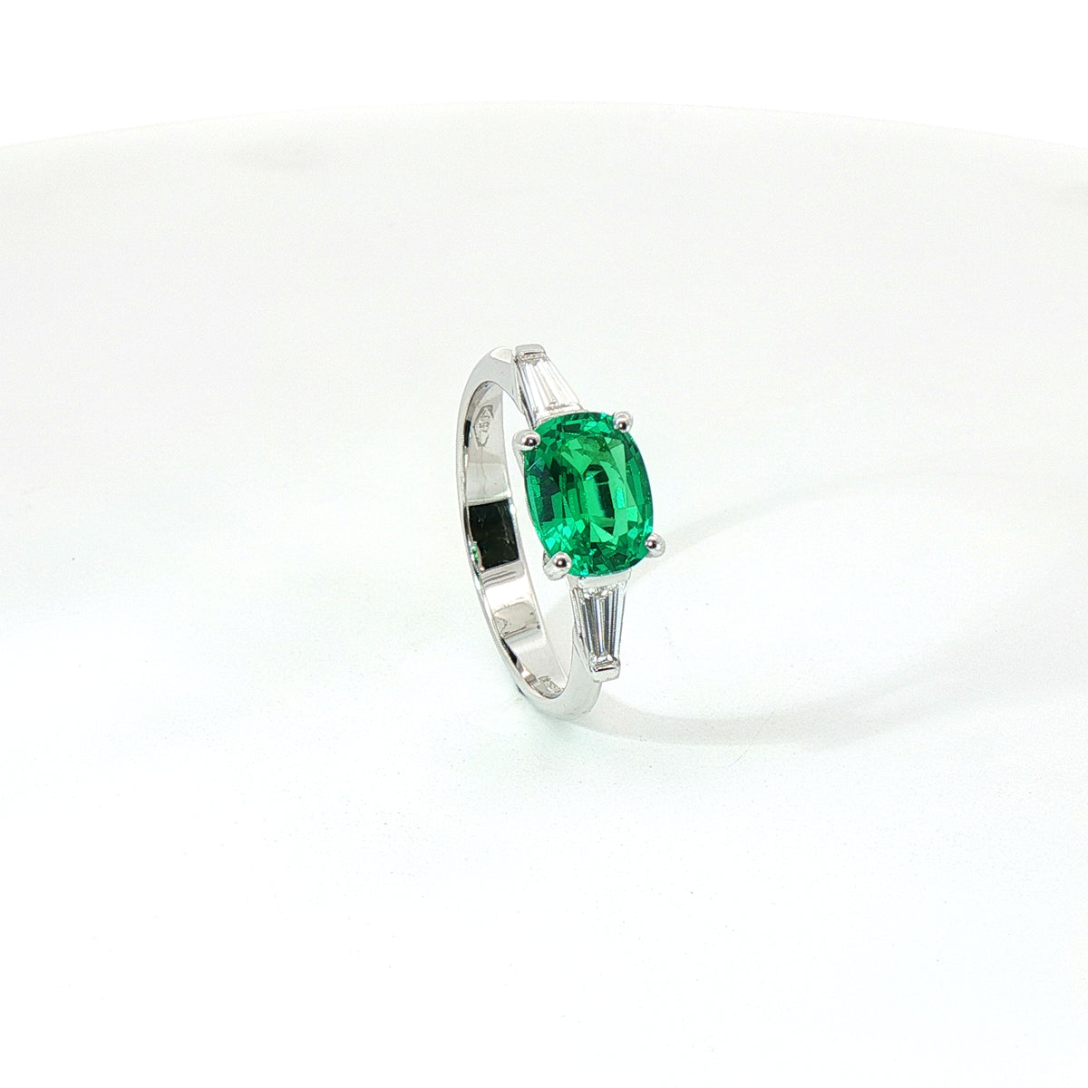 Anello in oro bianco con smeraldo Lab-Grown taglio ovale e diamanti Lab-Grown taglio taper.