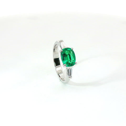 Anello in oro bianco con smeraldo Lab-Grown taglio ovale e diamanti Lab-Grown taglio taper.