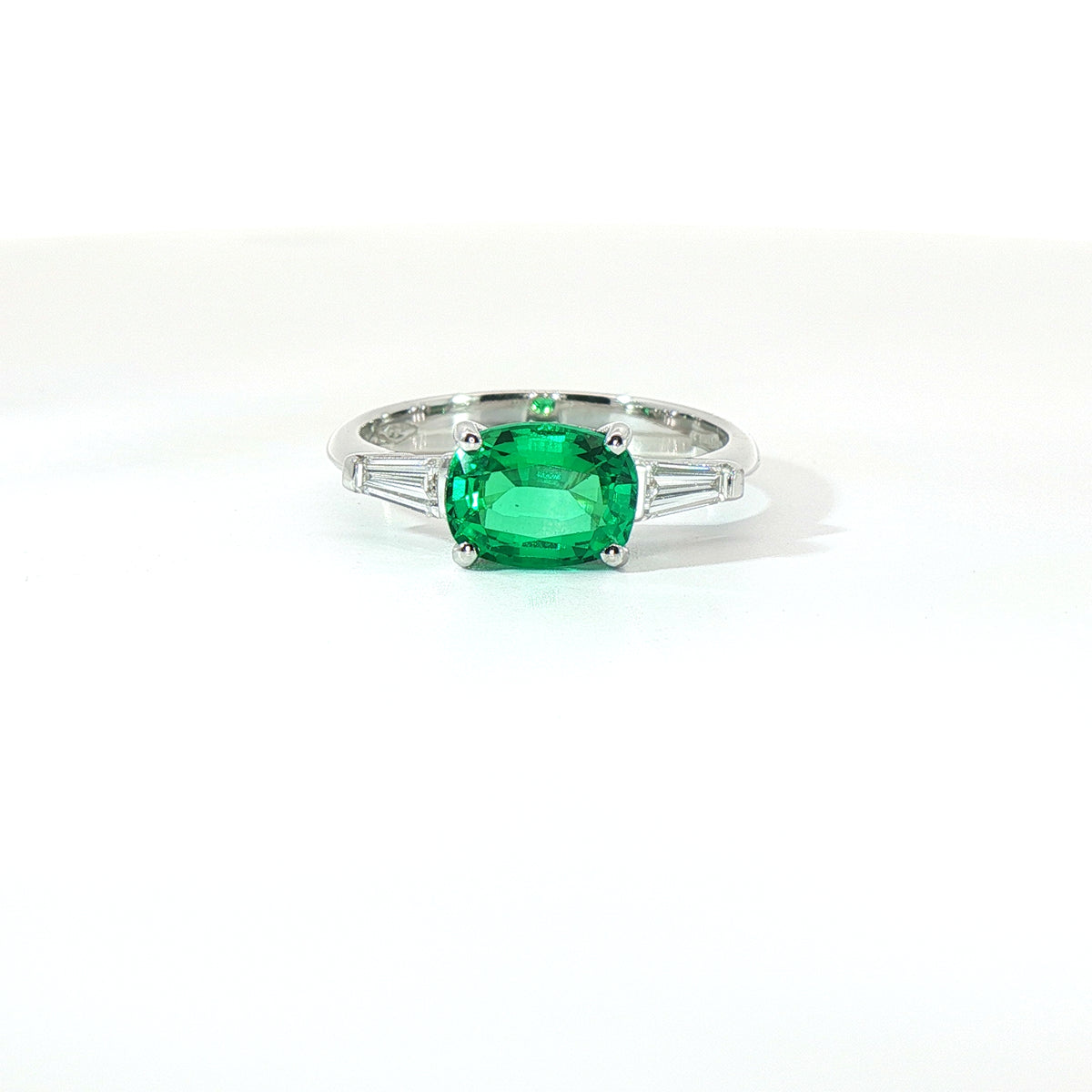Anello in oro bianco con smeraldo Lab-Grown taglio ovale e diamanti Lab-Grown taglio taper.