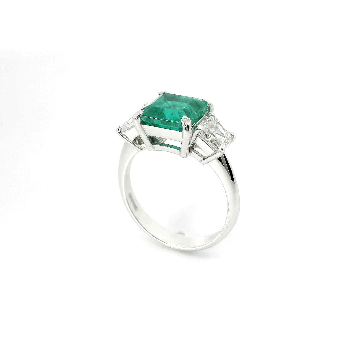 Trilogy in oro bianco con smeraldo lab-grown e diamanti lab-grown taglio asscher.