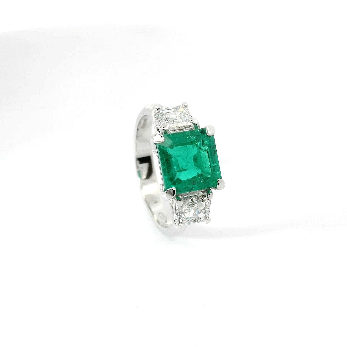 Trilogy in oro bianco con smeraldo lab-grown e diamanti lab-grown taglio asscher.
