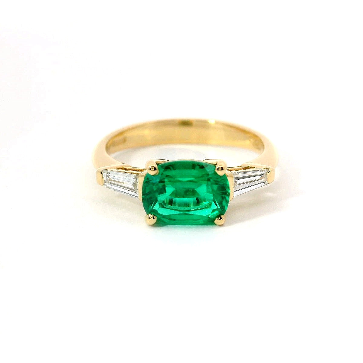 Anello in oro giallo con smeraldo Lab-Grown e diamanti lab-Grown taglio taper.