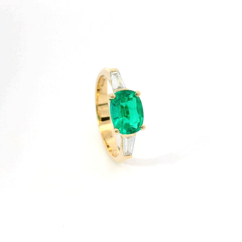 Anello in oro giallo con smeraldo Lab-Grown e diamanti lab-Grown taglio taper.