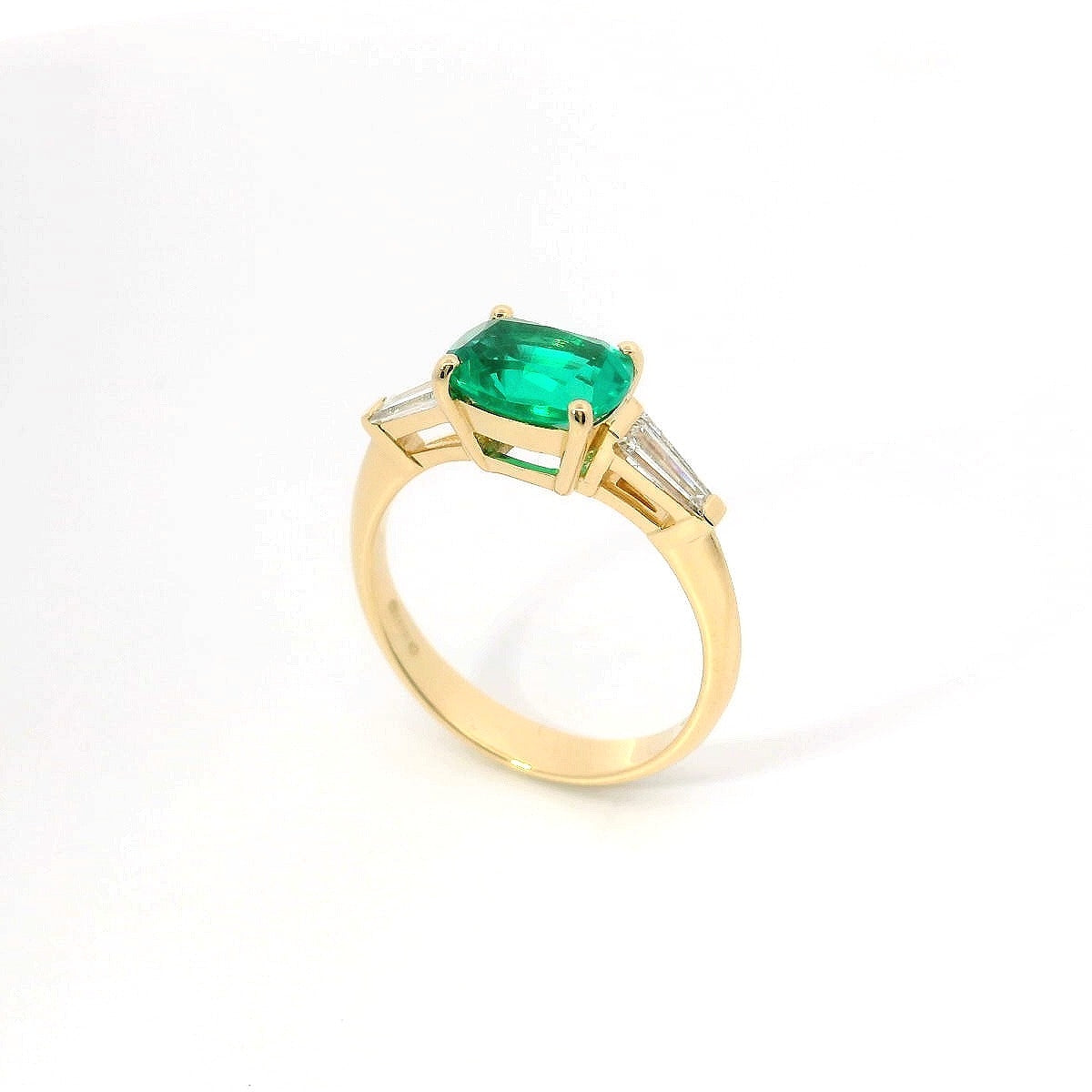 Anello in oro giallo con smeraldo Lab-Grown e diamanti lab-Grown taglio taper.