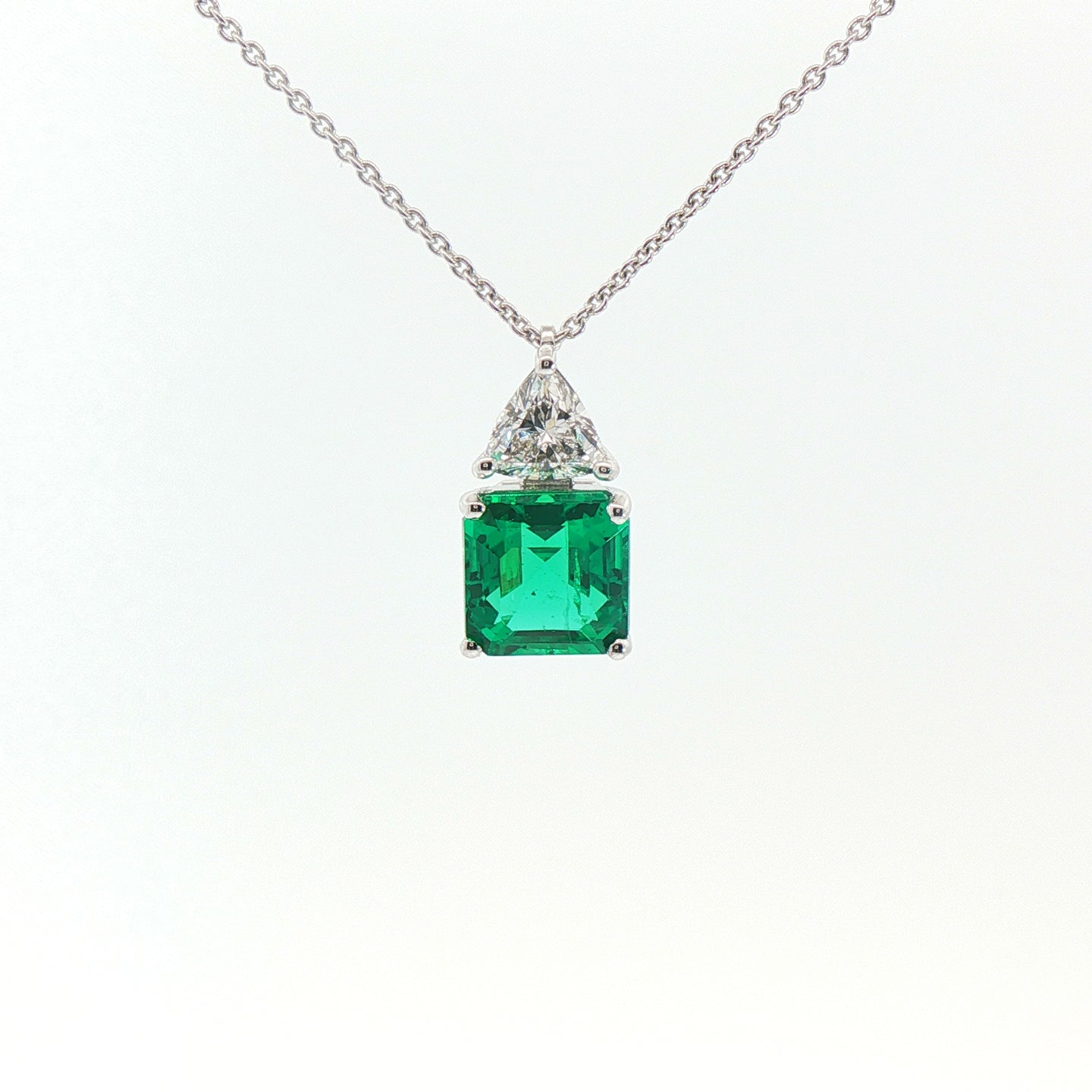 Girocollo in oro bianco con smeraldo Lab-Grown taglio asscher e diamante Lab-Grown taglio trillion.