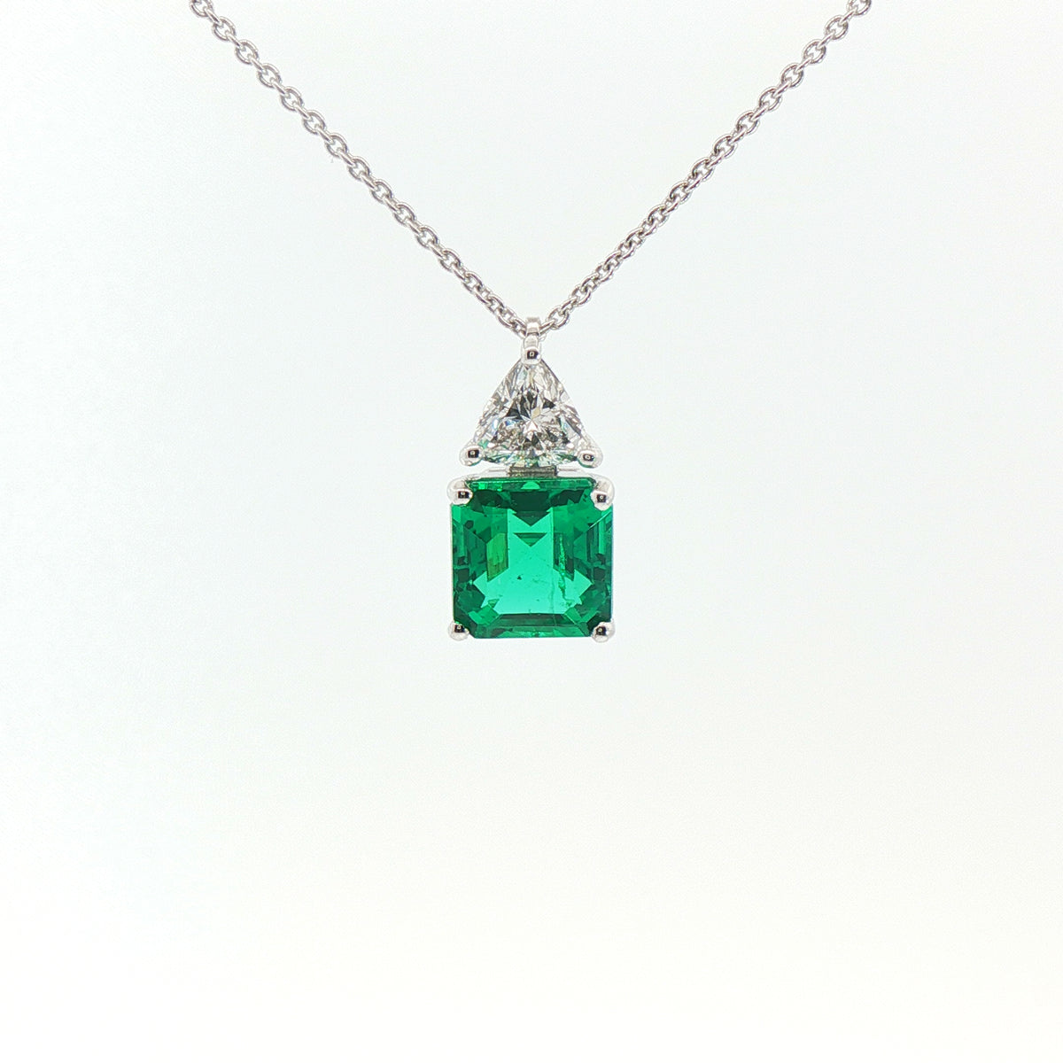 Girocollo in oro bianco con smeraldo Lab-Grown taglio asscher e diamante Lab-Grown taglio trillion.