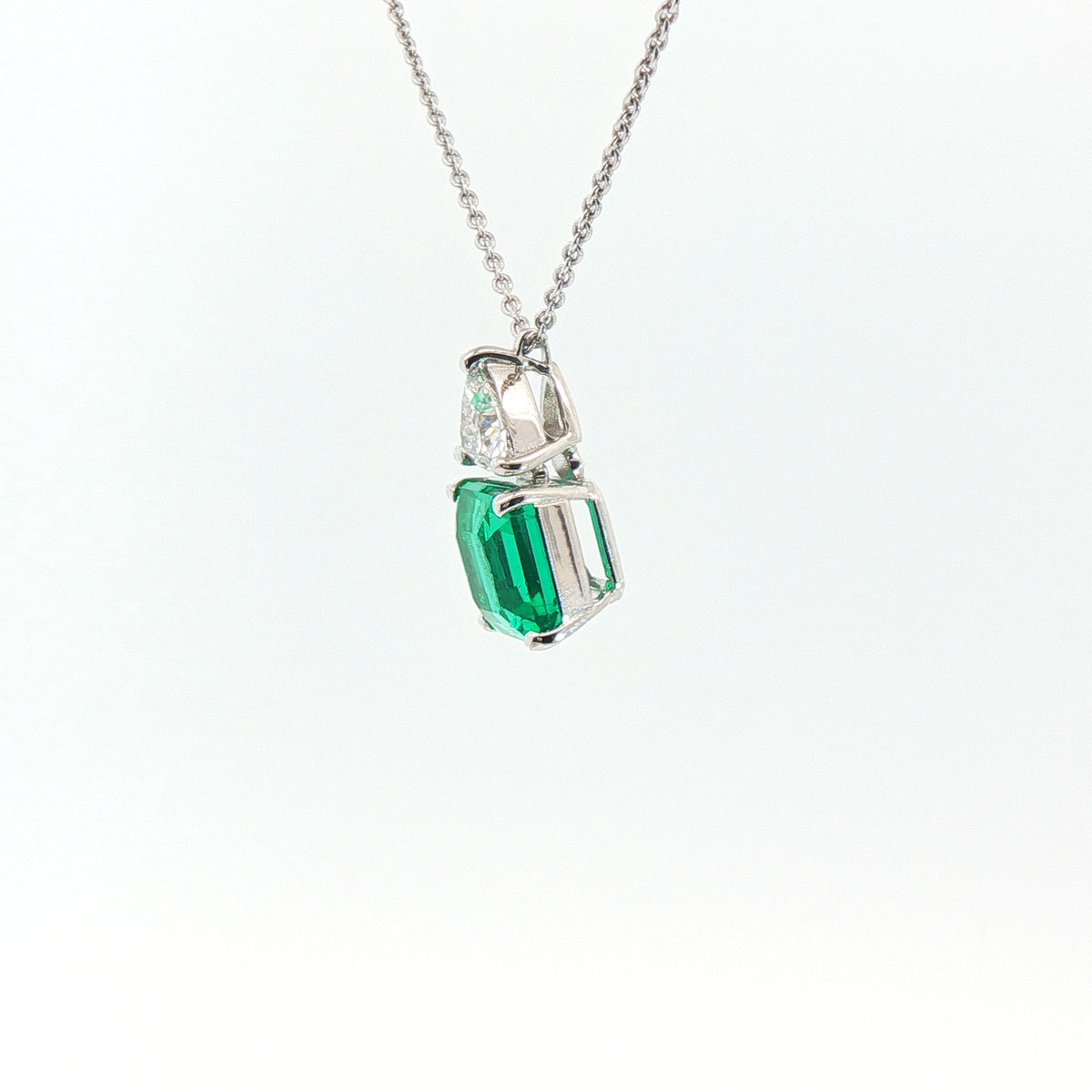 Girocollo in oro bianco con smeraldo Lab-Grown taglio asscher e diamante Lab-Grown taglio trillion.