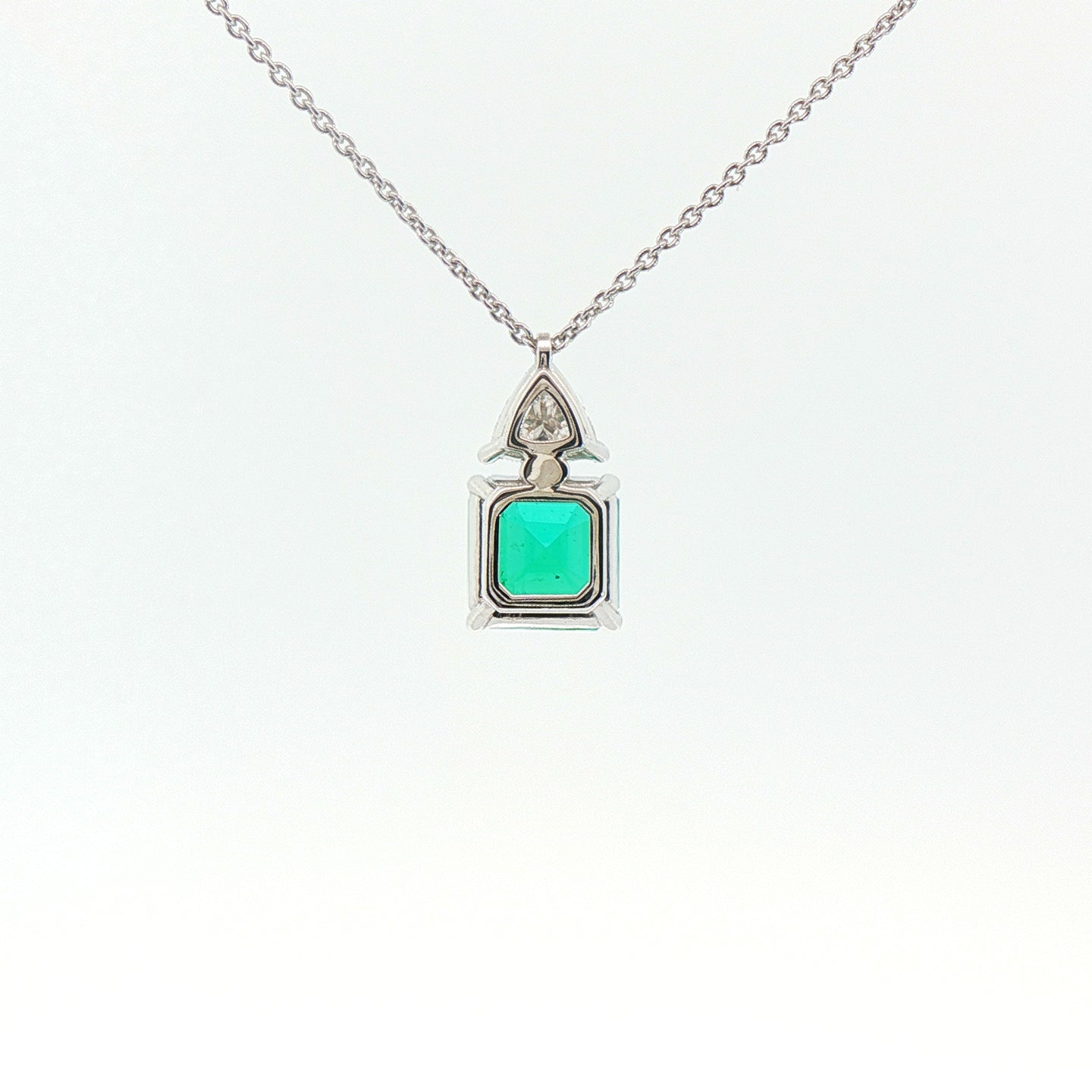 Girocollo in oro bianco con smeraldo Lab-Grown taglio asscher e diamante Lab-Grown taglio trillion.