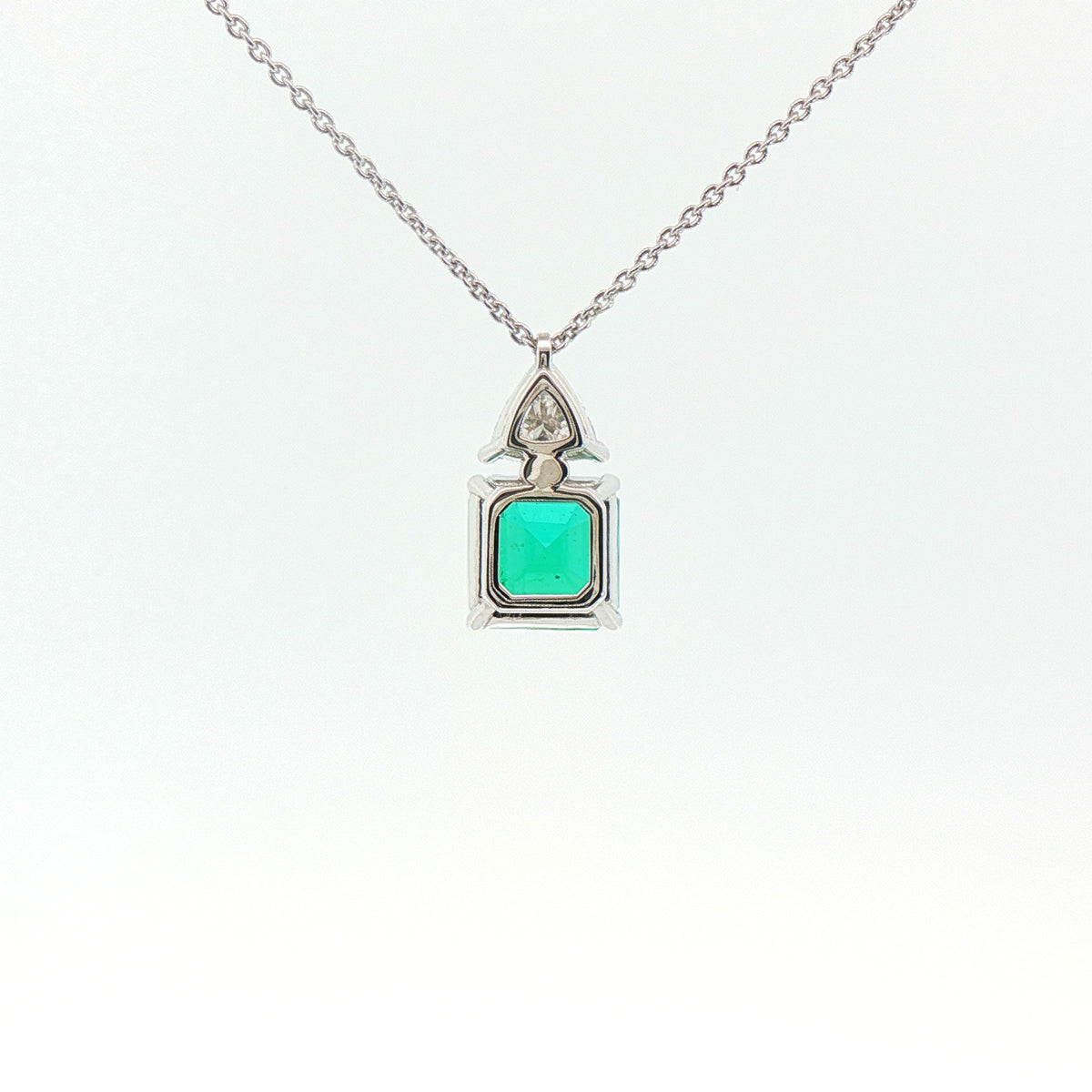 Girocollo in oro bianco con smeraldo Lab-Grown taglio asscher e diamante Lab-Grown taglio trillion.