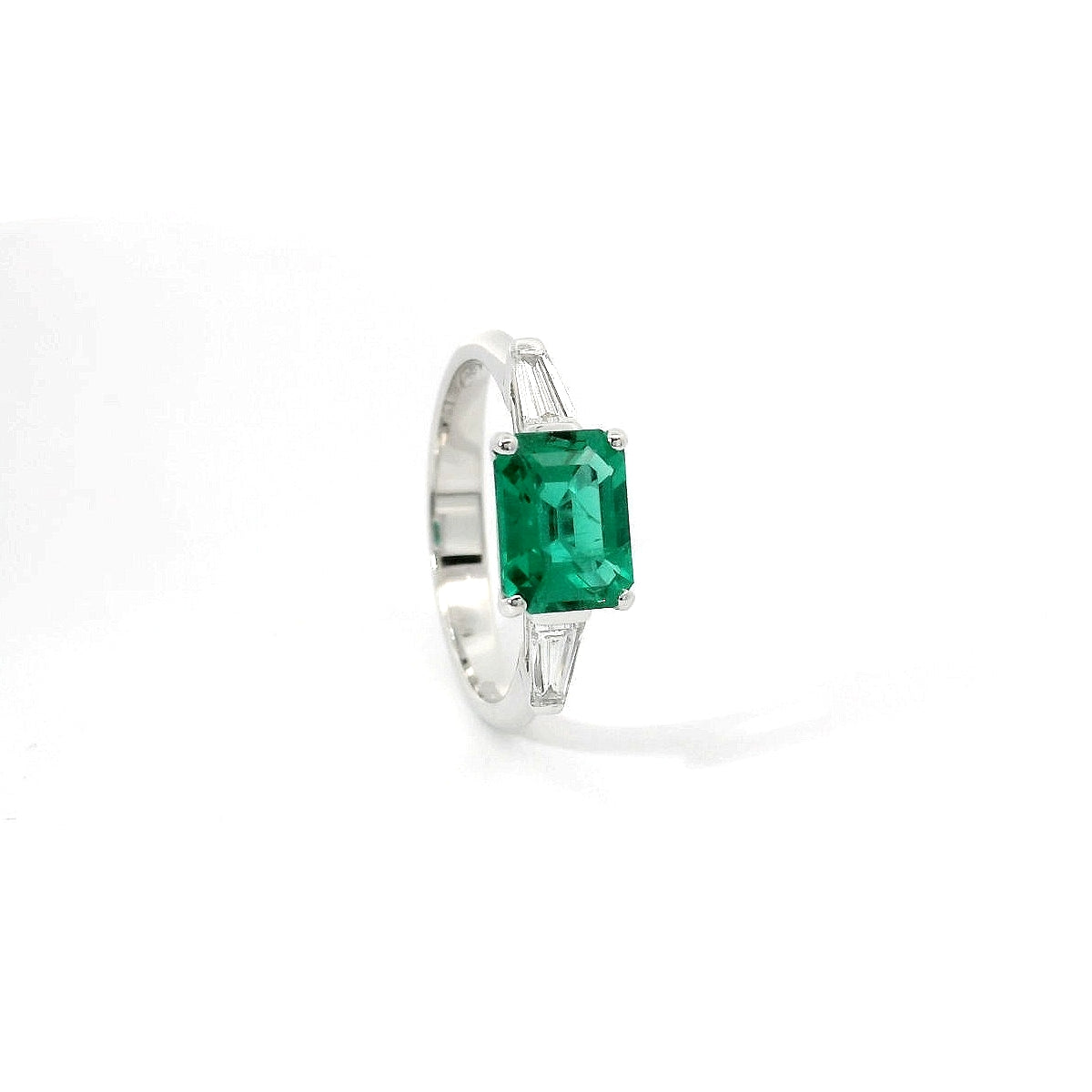 Anello in oro bianco con smeraldo Lab-Grown e diamanti Lab-Grown taglio taper.