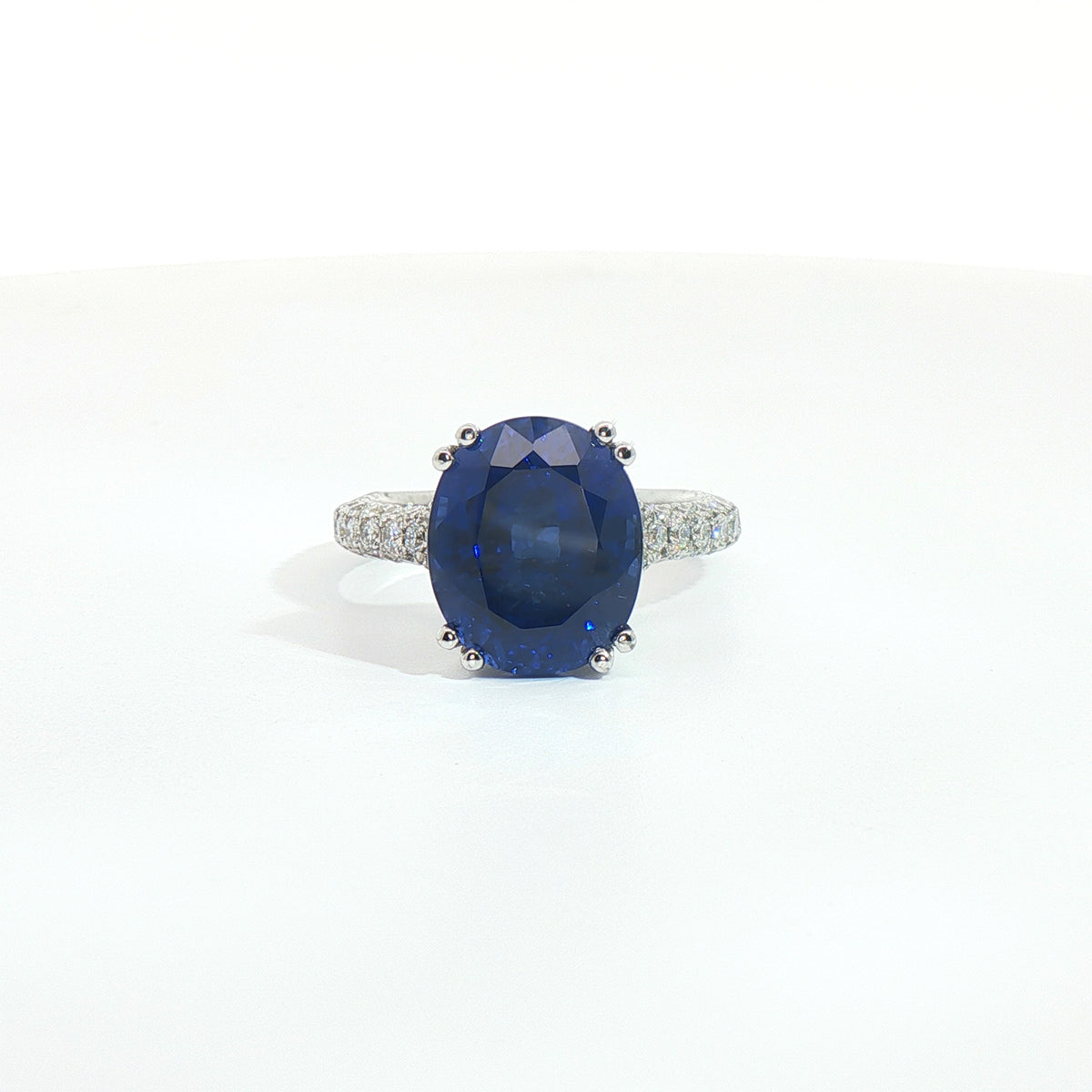 Anello in oro bianco con zaffiro Lab_grown e diamanti Lab-Grown.