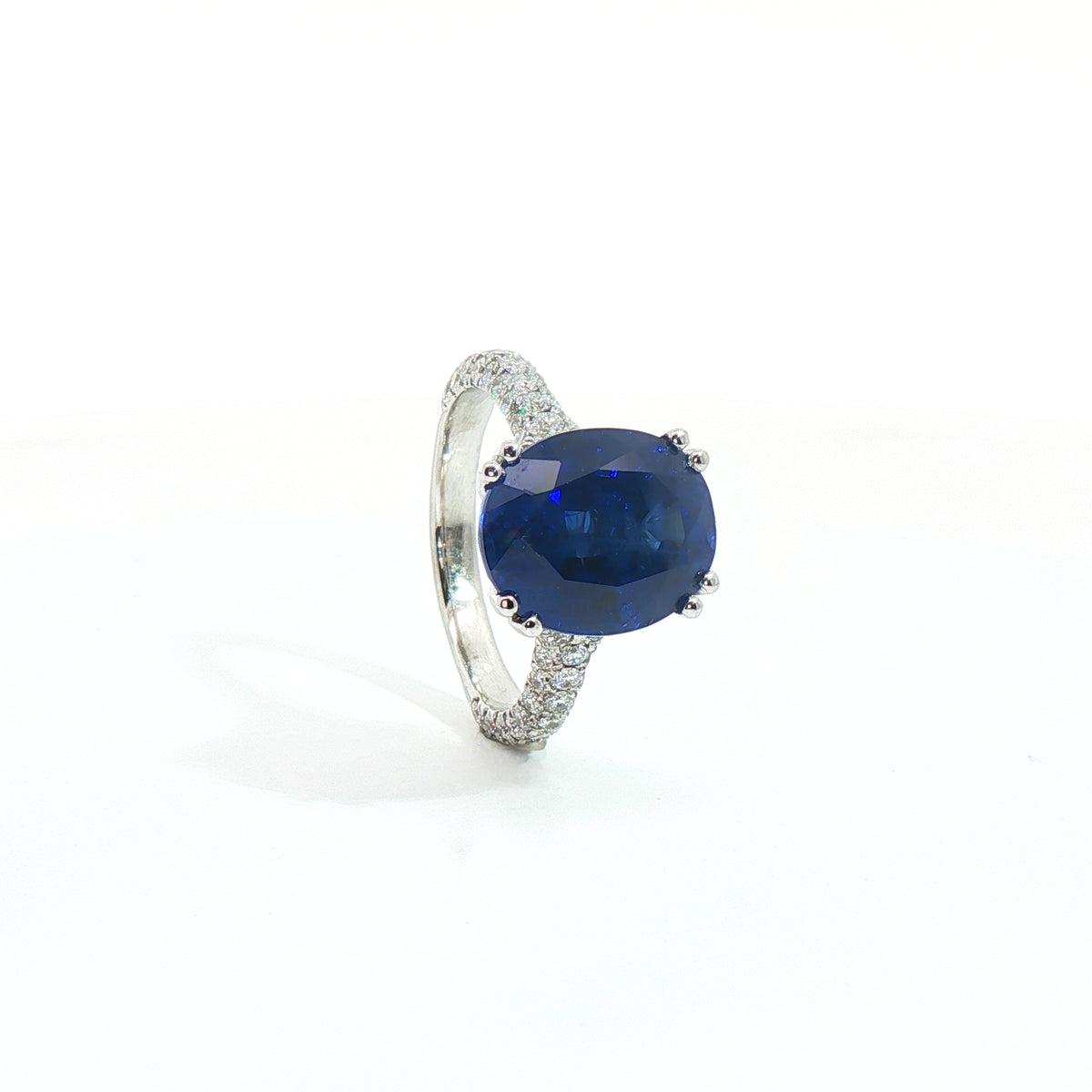 Anello in oro bianco con zaffiro Lab_grown e diamanti Lab-Grown.