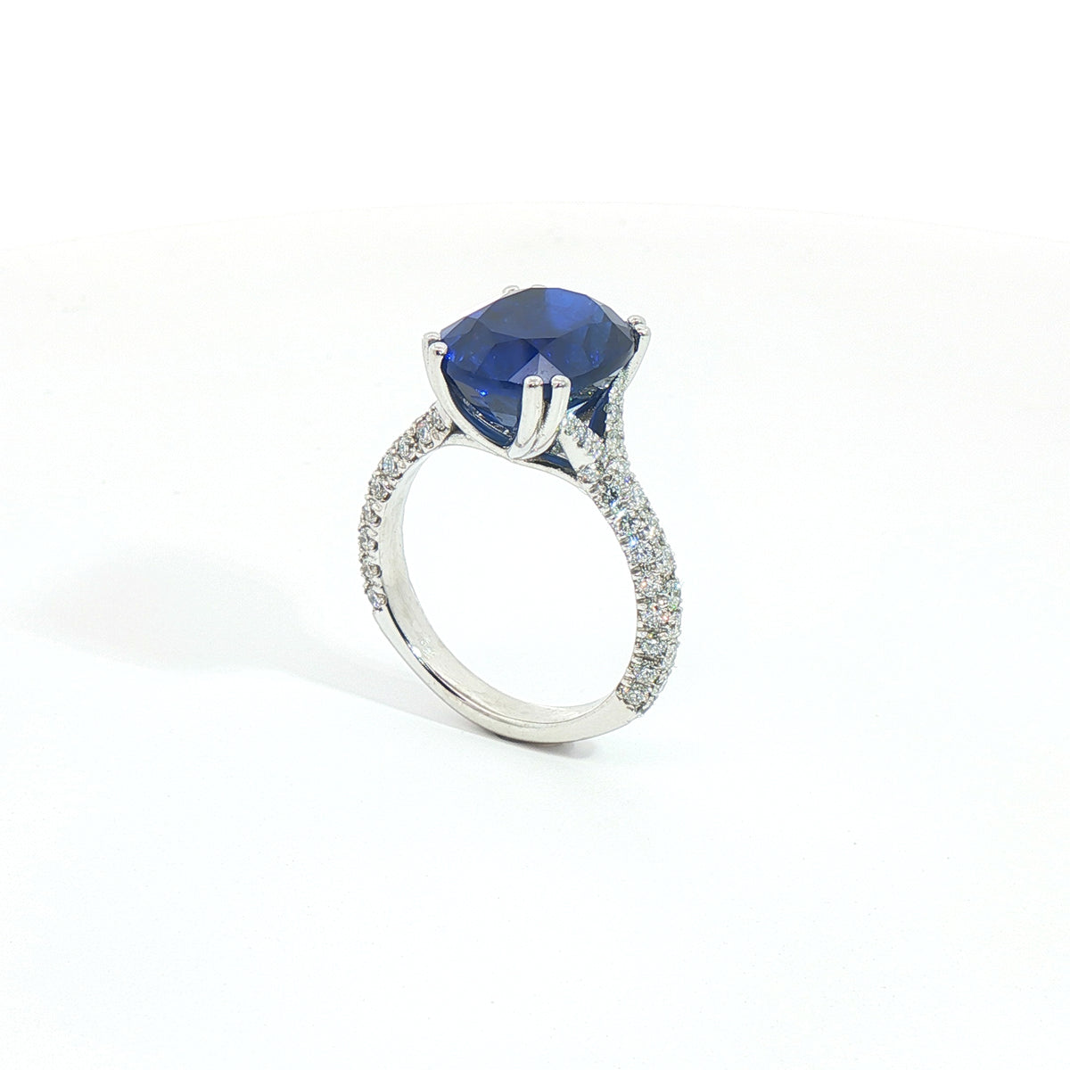 Anello in oro bianco con zaffiro Lab_grown e diamanti Lab-Grown.
