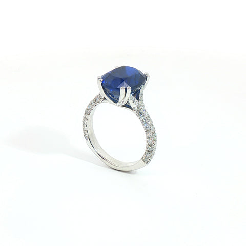 Anello in oro bianco con zaffiro Lab_grown e diamanti Lab-Grown.