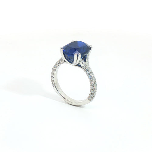 Anello in oro bianco con zaffiro Lab_grown e diamanti Lab-Grown.