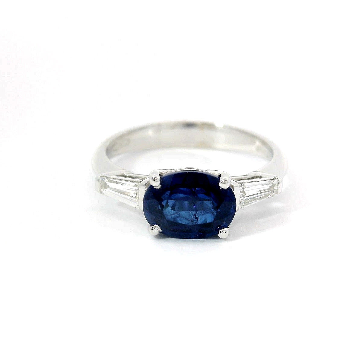 Anello in oro bianco con zaffiro Lab-Grown taglio ovale e diamanti Lab-Grown taglio taper.