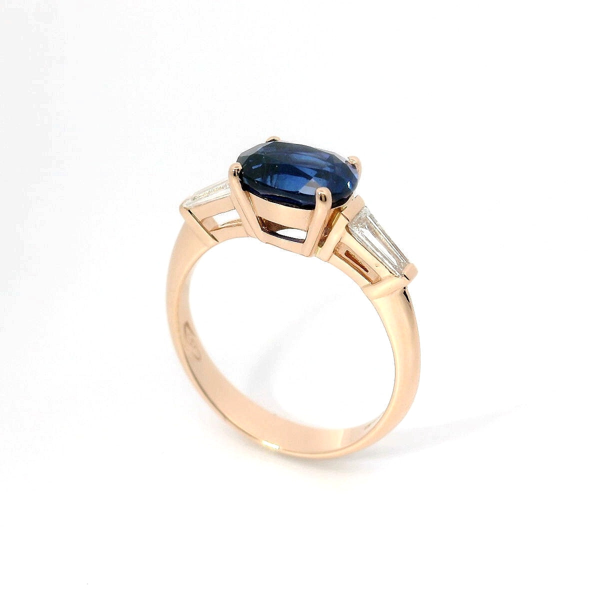 Anello in oro rosa con zaffiro Lab-Grown e diamanti Lab-Grown taglio taper.
