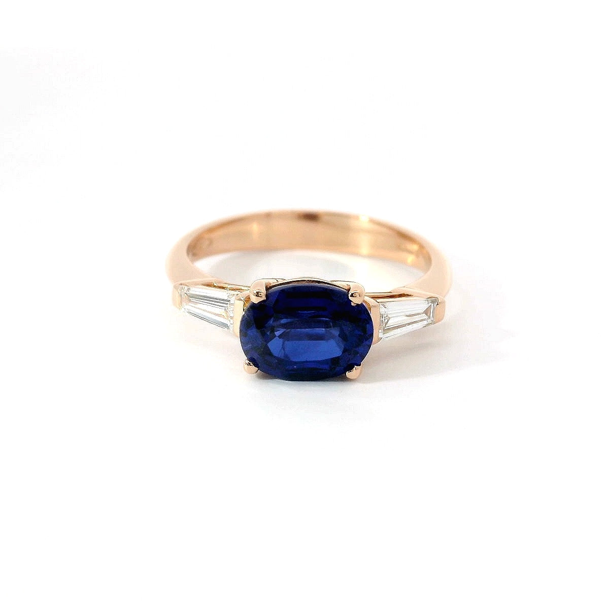 Anello in oro rosa con zaffiro Lab-Grown e diamanti Lab-Grown taglio taper.