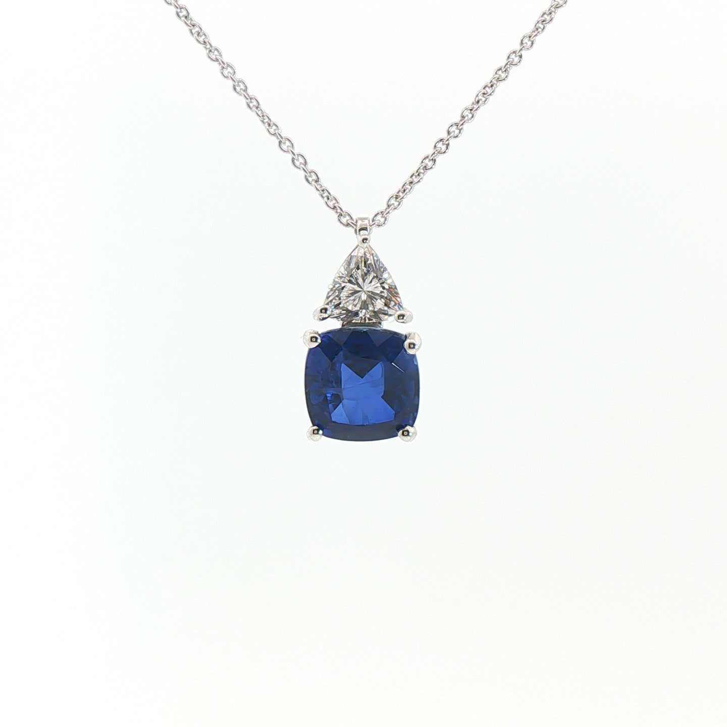 Girocollo in oro bianco con zaffiro Lab-Grown taglio cuscino e diamante Lab-Grown taglio trillion.