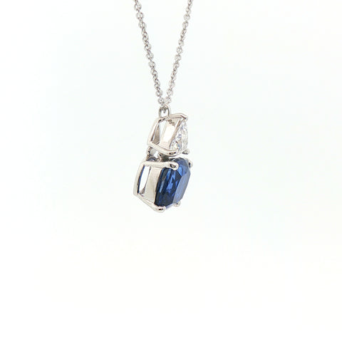 Girocollo in oro bianco con zaffiro Lab-Grown taglio cuscino e diamante Lab-Grown taglio trillion.