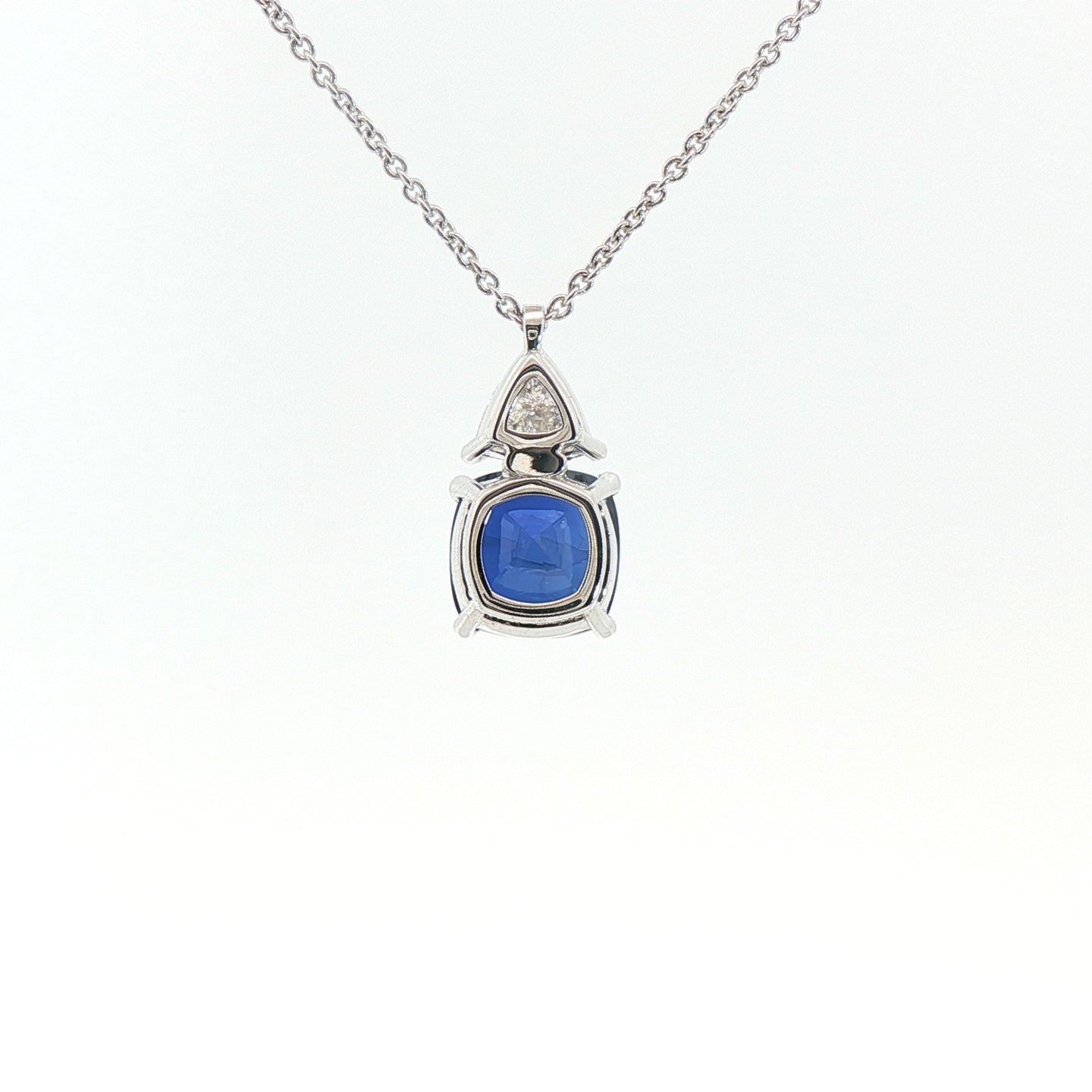 Girocollo in oro bianco con zaffiro Lab-Grown taglio cuscino e diamante Lab-Grown taglio trillion.