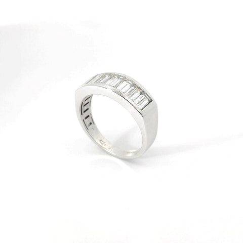 Fedina in oro bianco e diamanti Lab-Grown taglio baguette, 1,60 carati.