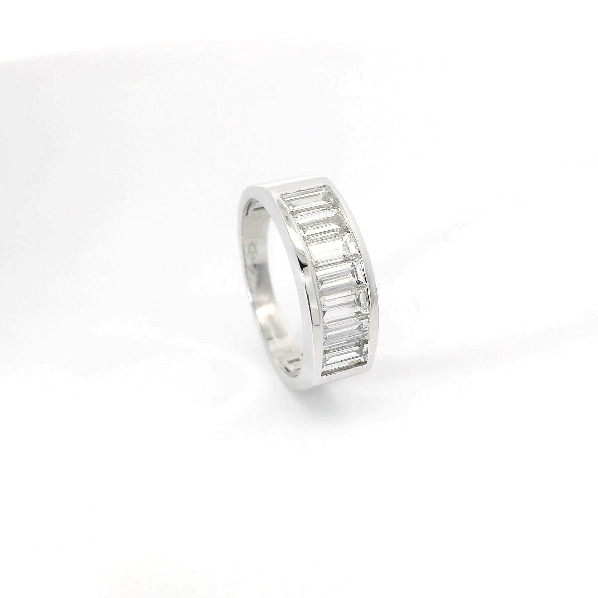 Fedina in oro bianco e diamanti Lab-Grown taglio baguette, 1,60 carati.