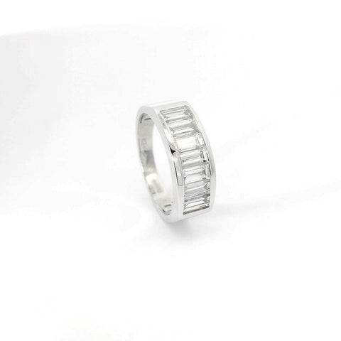 Fedina in oro bianco e diamanti Lab-Grown taglio baguette, 1,60 carati.