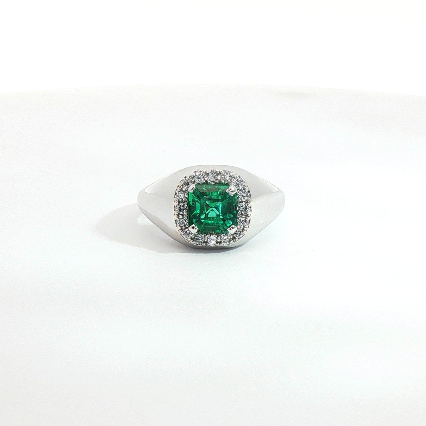 Anello a sigillo in oro bianco con smeraldo Lab-Grown taglio asscher e diamanti Lab-Grown taglio brillante.