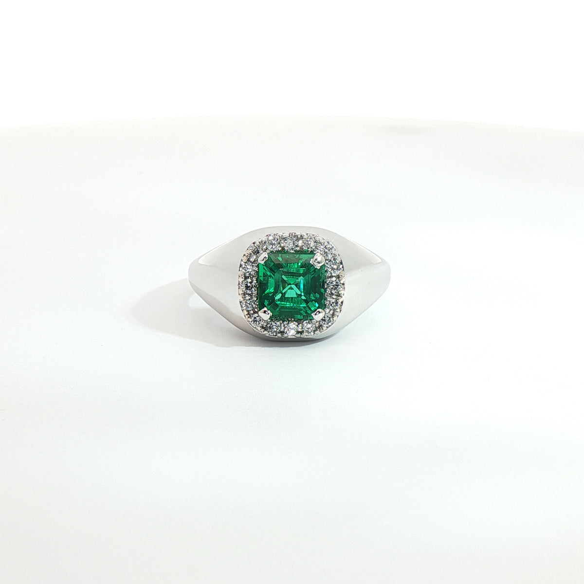 Anello a sigillo in oro bianco con smeraldo Lab-Grown taglio asscher e diamanti Lab-Grown taglio brillante.