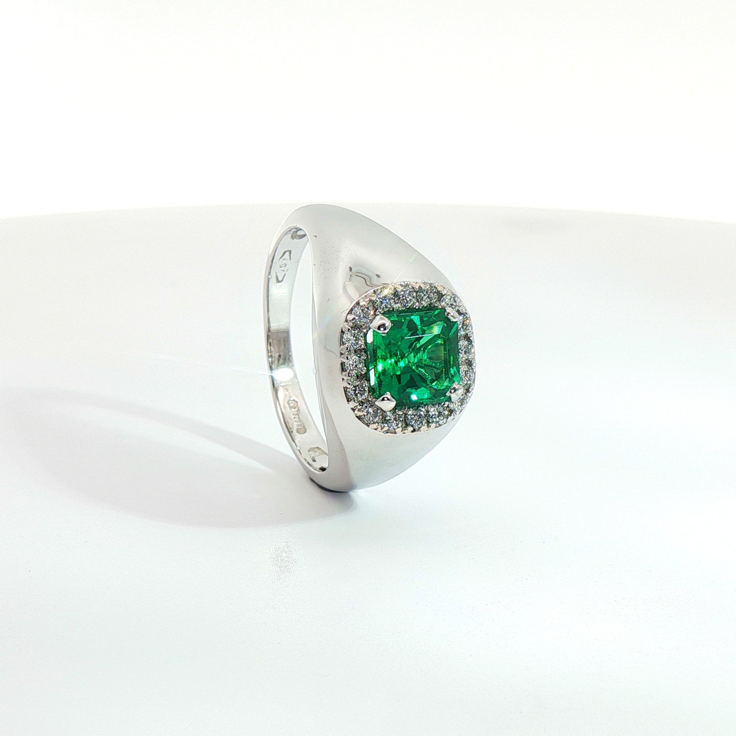 Anello a sigillo in oro bianco con smeraldo Lab-Grown taglio asscher e diamanti Lab-Grown taglio brillante.
