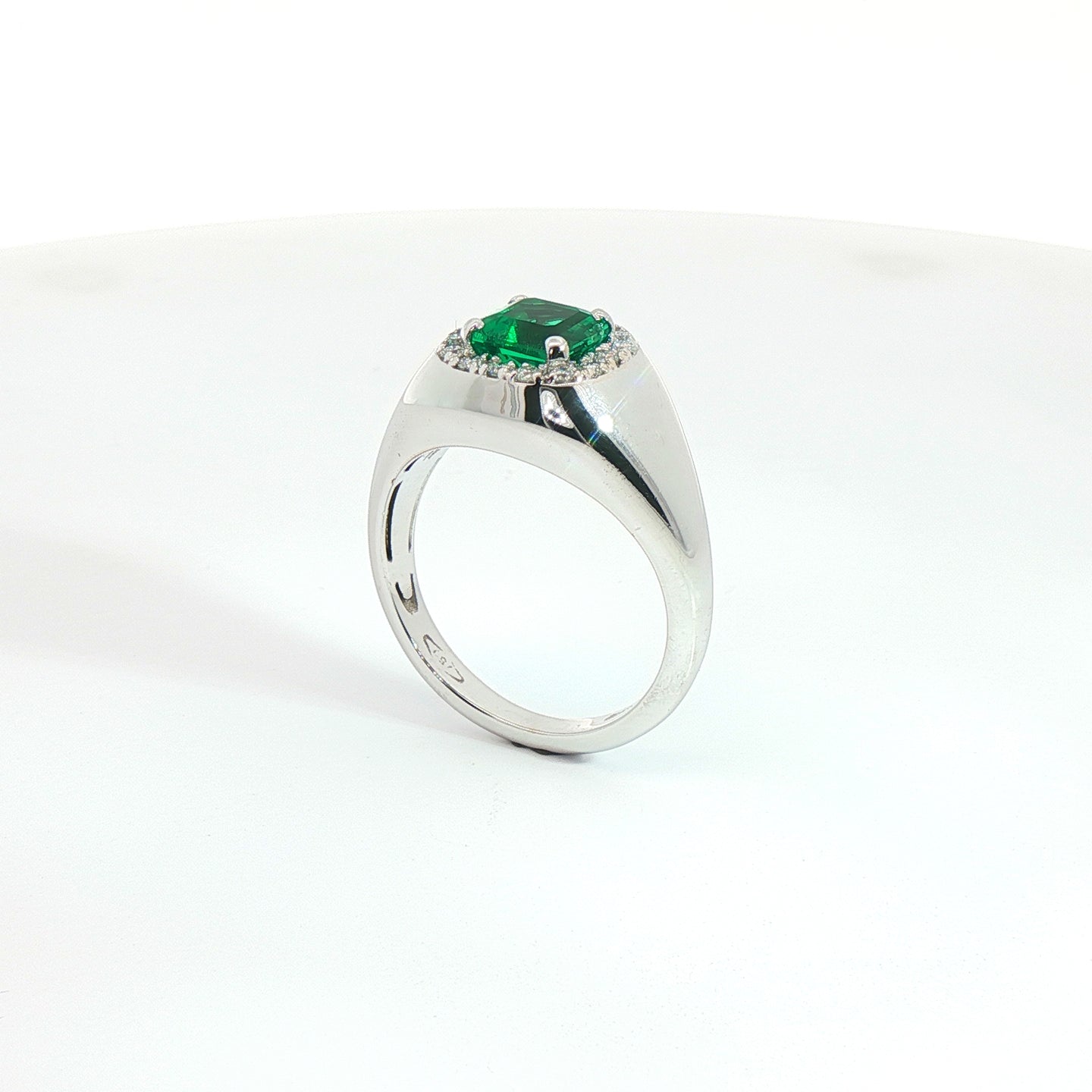 Anello a sigillo in oro bianco con smeraldo Lab-Grown taglio asscher e diamanti Lab-Grown taglio brillante.