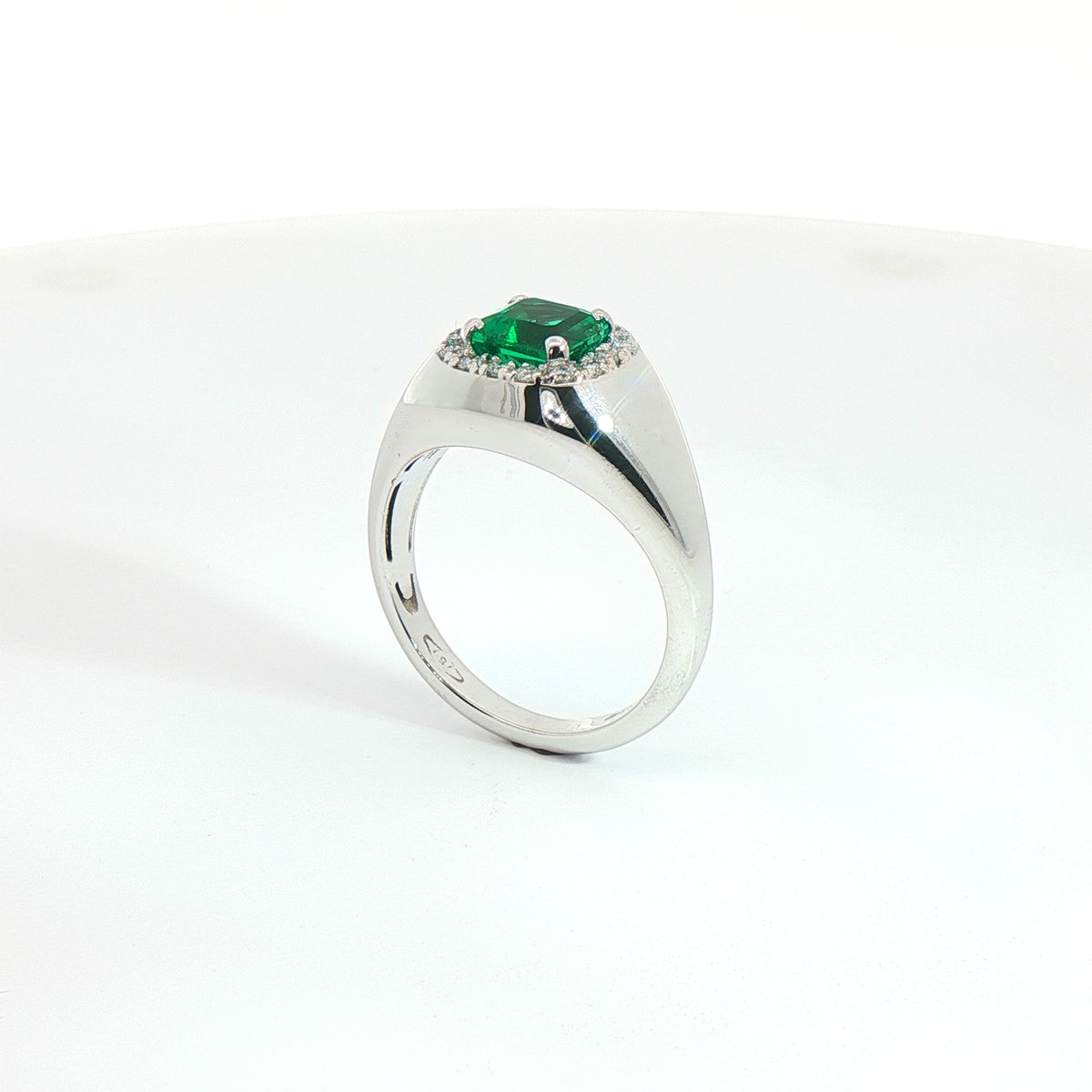 Anello a sigillo in oro bianco con smeraldo Lab-Grown taglio asscher e diamanti Lab-Grown taglio brillante.