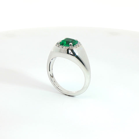 Anello a sigillo in oro bianco con smeraldo Lab-Grown taglio asscher e diamanti Lab-Grown taglio brillante.