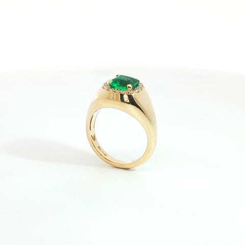 Anello a sigillo in oro giallo con smeraldo Lab-Grown taglio asscher e diamanti Lab-Grown taglio brillante.