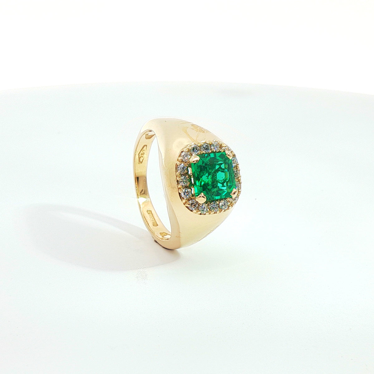 Anello a sigillo in oro giallo con smeraldo Lab-Grown taglio asscher e diamanti Lab-Grown taglio brillante.