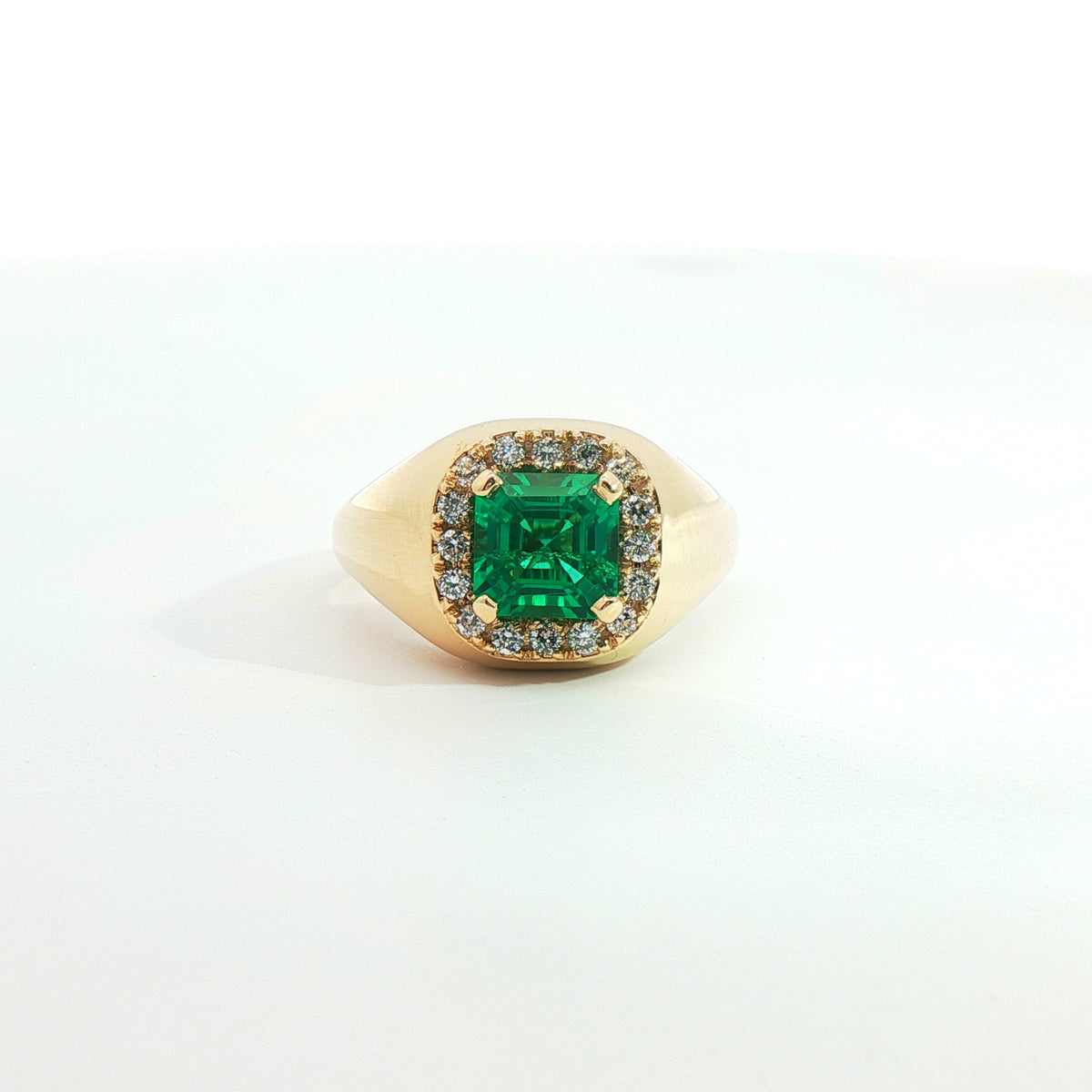 Anello a sigillo in oro giallo con smeraldo Lab-Grown taglio asscher e diamanti Lab-Grown taglio brillante.
