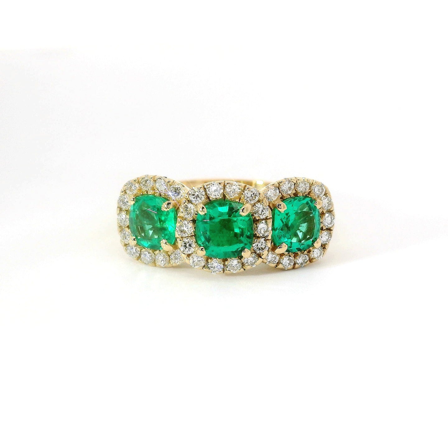 Anello in oro giallo con smeraldi Lab-grown e diamanti Lab-Grown taglio brillante.