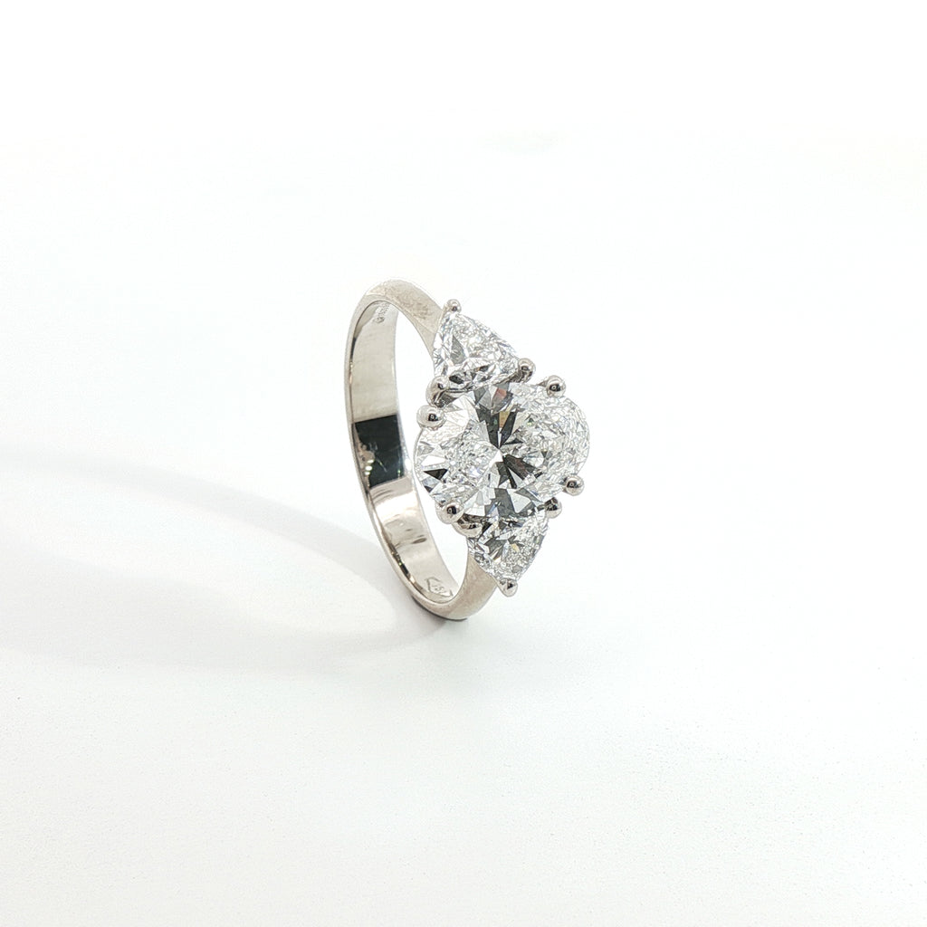 Anello Oval Trillion Wings