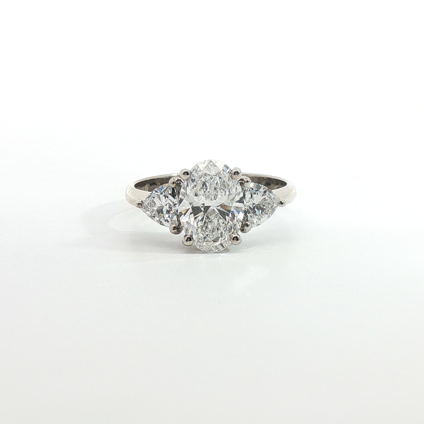 Trilogy in oro bianco con diamanti Lab-Grown taglio ovale e trillion, 2,23 carati.