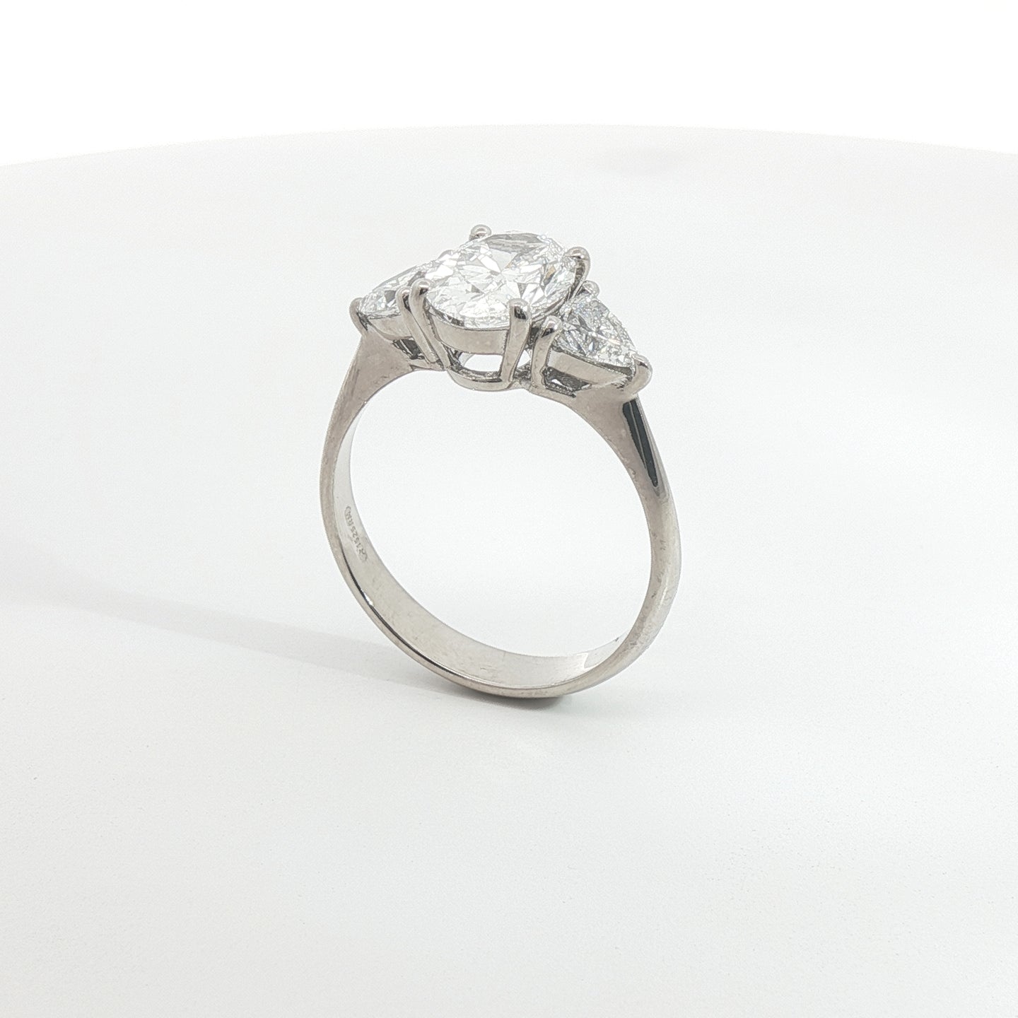 Trilogy in oro bianco con diamanti Lab-Grown taglio ovale e trillion, 2,23 carati.