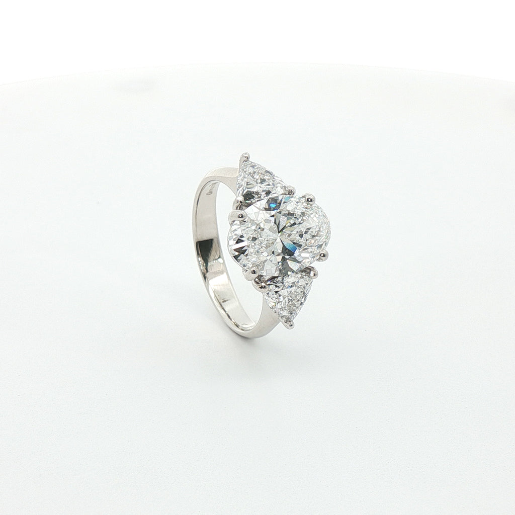 Anello Oval Trillion Wings