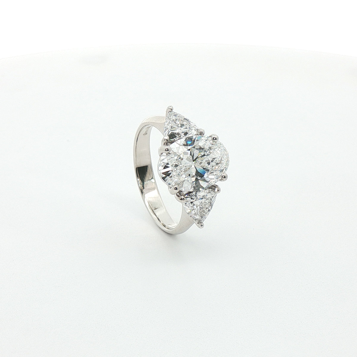 Trilogy in oro bianco con diamanti Lab-Grown taglio ovale e trillion, 4,06 carati.