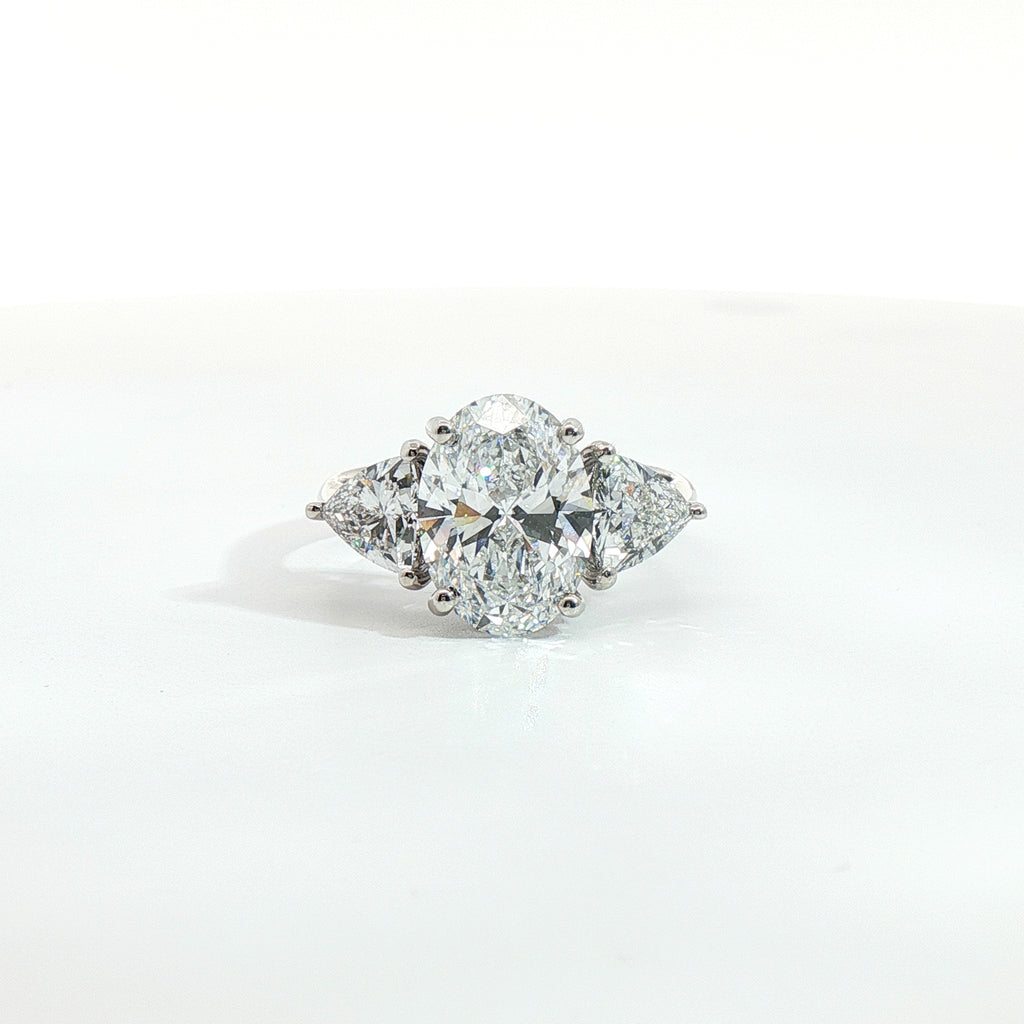 Anello Oval Trillion Wings