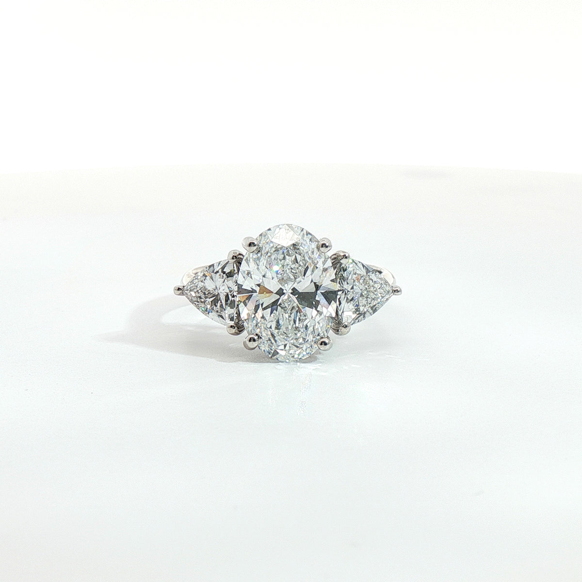 Trilogy in oro bianco con diamanti Lab-Grown taglio ovale e trillion, 4,06 carati.