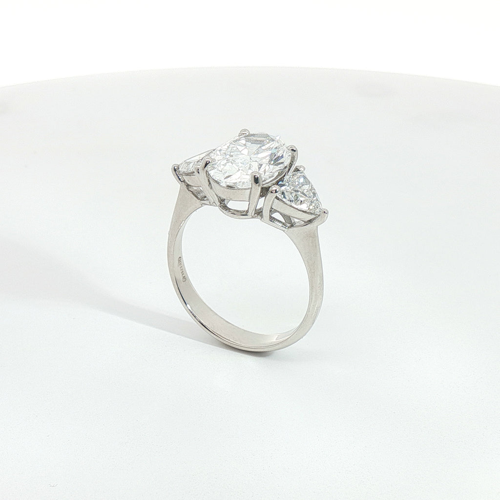 Anello Oval Trillion Wings