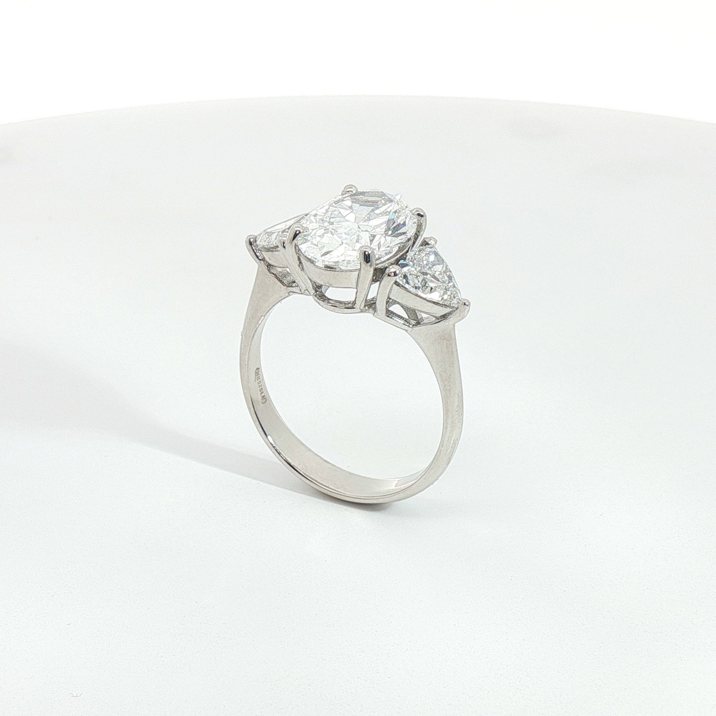 Trilogy in oro bianco con diamanti Lab-Grown taglio ovale e trillion, 4,06 carati.
