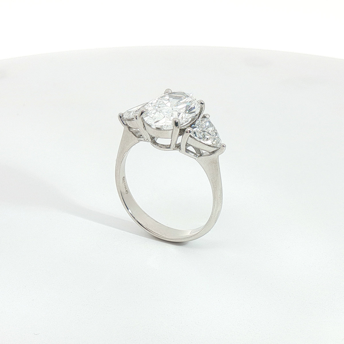 Trilogy in oro bianco con diamanti Lab-Grown taglio ovale e trillion, 4,06 carati.