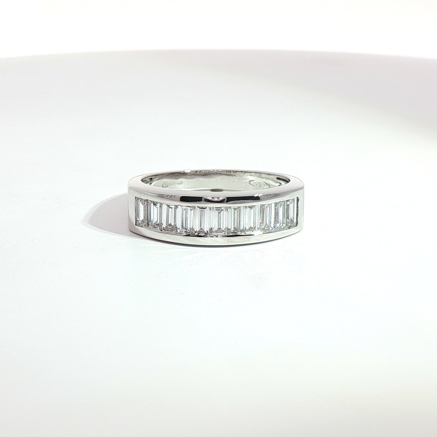 Anello in oro bianco con diamanti Lab-Grown taglio baguette, 0,89 carati.