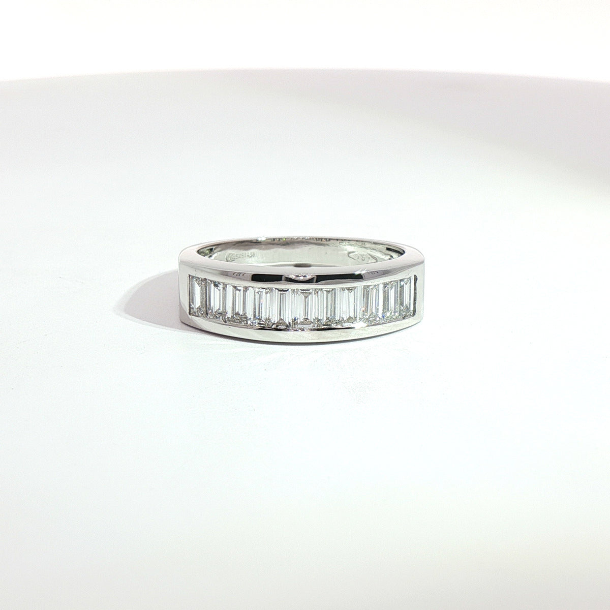 Anello in oro bianco con diamanti Lab-Grown taglio baguette, 0,89 carati.